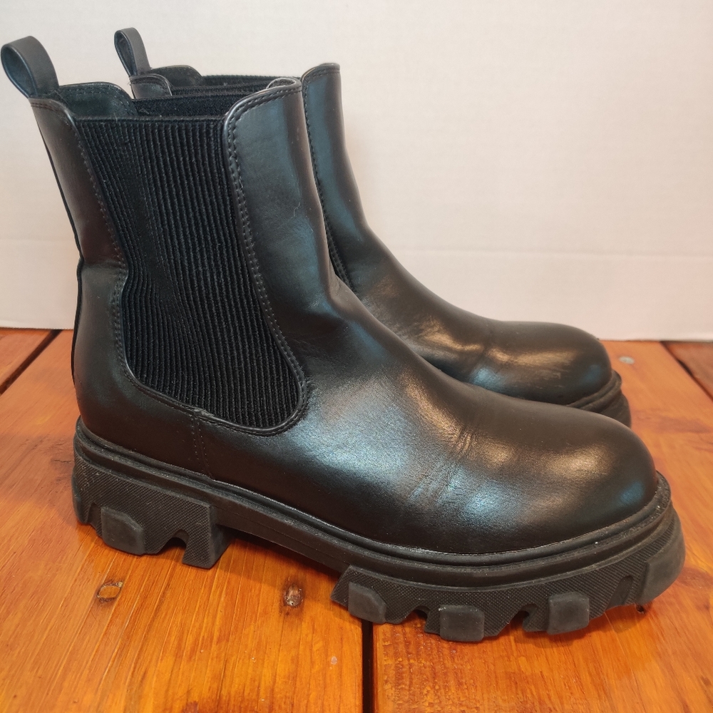 Bebe Black Onyx short pull on tabs Chunky Sole Boots Women Sz 8